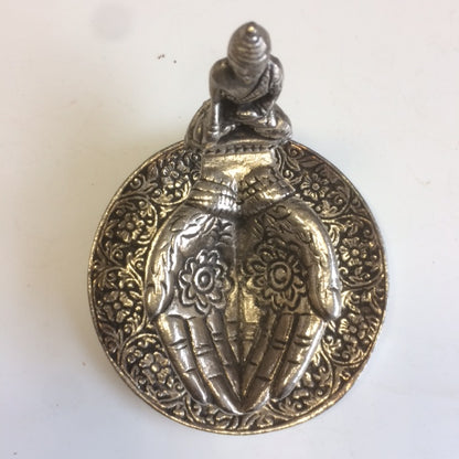 Porte-encens pour brûler des bâtons d'encens minces de 9x4 cm - 75 grammes. Avec un Bouddha et deux mains offrant qui recueillent les cendres. Sculptures détaillées !