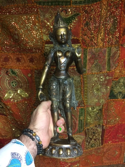 Pièce unique de Taille XL - Statuette ancienne de Tara 'blanche' en métal (bronze laiton), de 45 centimètres de haut. Fait au Népal, parfait dans une salle de Méditation, Autel, Collection, Exposition...!