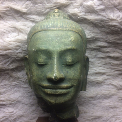 Tête du Bouddha ancien signé par 'Devata', de taille XL de 47 centimètres de hauteur - Superbe pièce monté sur socle en bois, magnifique !