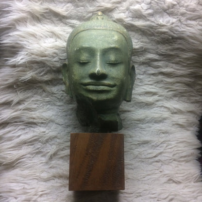 Tête du Bouddha ancien signé par 'Devata', de taille XL de 47 centimètres de hauteur - Superbe pièce monté sur socle en bois, magnifique !