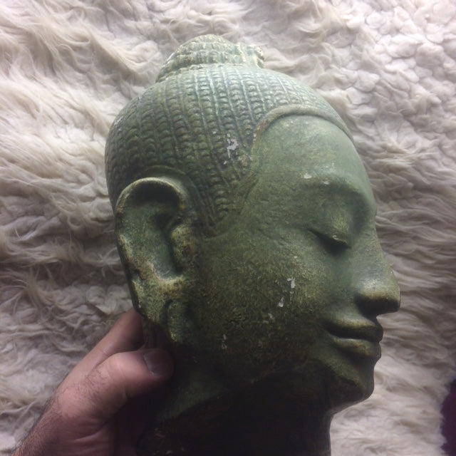 Tête du Bouddha ancien signé par 'Devata', de taille XL de 47 centimètres de hauteur - Superbe pièce monté sur socle en bois, magnifique !