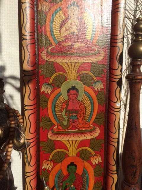 Thangka /  panneau en bois de 91 x 20 centimètres, incroyable conception dans un cadre en bois de pin, avec cinq (différents) Bouddhas, soigneusement peints à la main dans de belles couleurs chatoyantes !