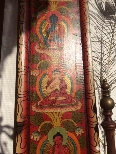 Thangka /  panneau en bois de 91 x 20 centimètres, incroyable conception dans un cadre en bois de pin, avec cinq (différents) Bouddhas, soigneusement peints à la main dans de belles couleurs chatoyantes !