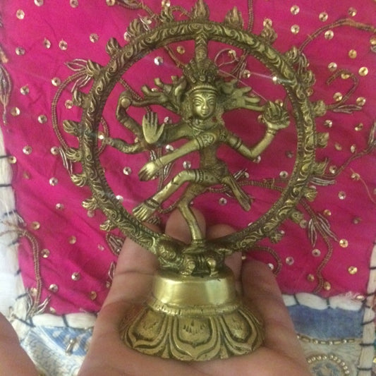 Shiva Nataraj en laiton de 10, 15 et 20 cm, au choix. Divinité hindoue, Shiva est le destructeur de tous les maux et est souvent représenté avec un trident. Shiva est le mari de Parvati et leur fils est Ganesh !