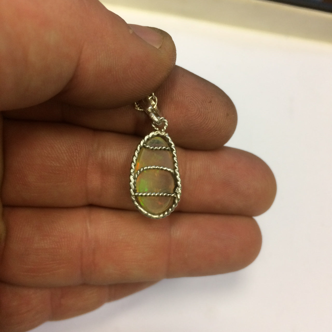 Opale Welo, l'authentique et mythique pierre, montée en Argent par Gem & Zen, dimensions 24x10x0,9 millimètres . Vendu seul ou avec chainette en Argent !