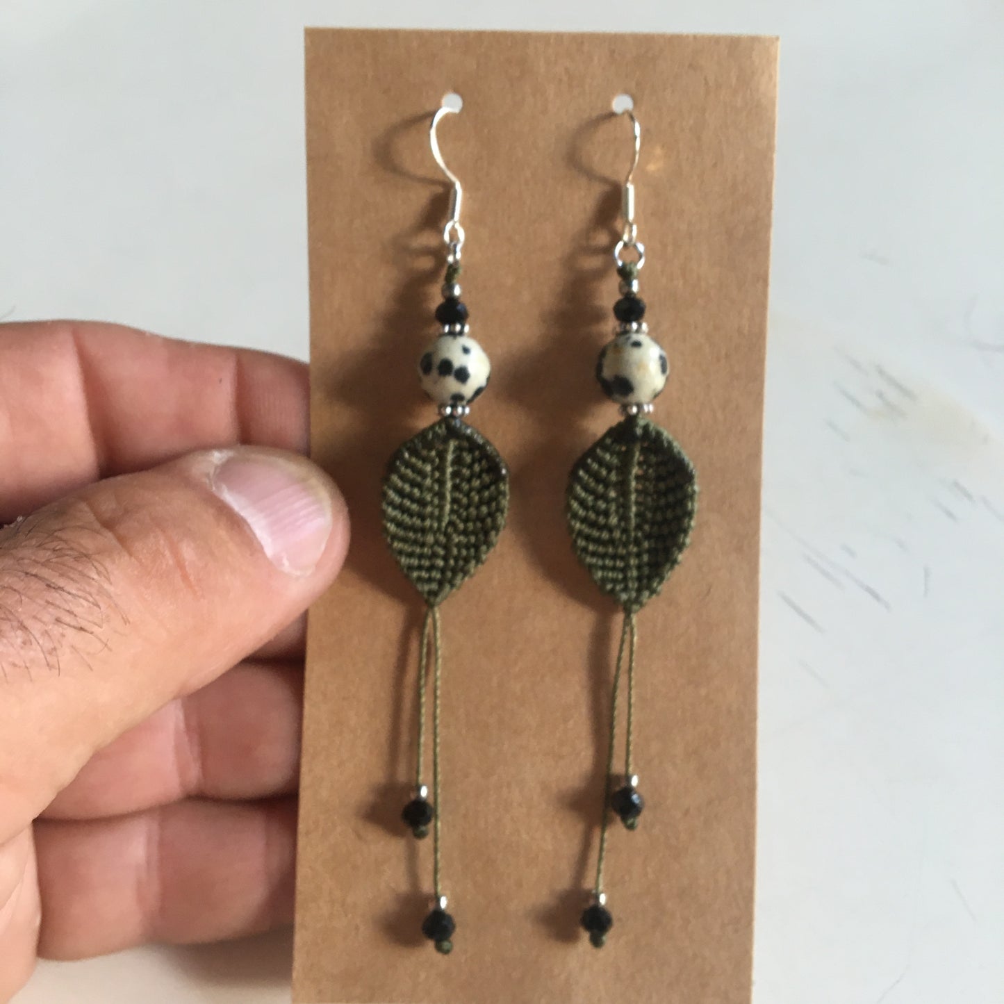 Boucle d'oreille en textile tissé, avec perlage en pierre, par la créatrice "Créatipik", finition Argent ou Ton Argent ou Doré. Choisissez votre pierre et recevez une paire de boucle d'oreille unique ! très belles finitions, admirable création !