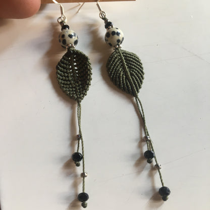 Boucle d'oreille en textile tissé, avec perlage en pierre, par la créatrice "Créatipik", finition Argent ou Ton Argent ou Doré. Choisissez votre pierre et recevez une paire de boucle d'oreille unique ! très belles finitions, admirable création !