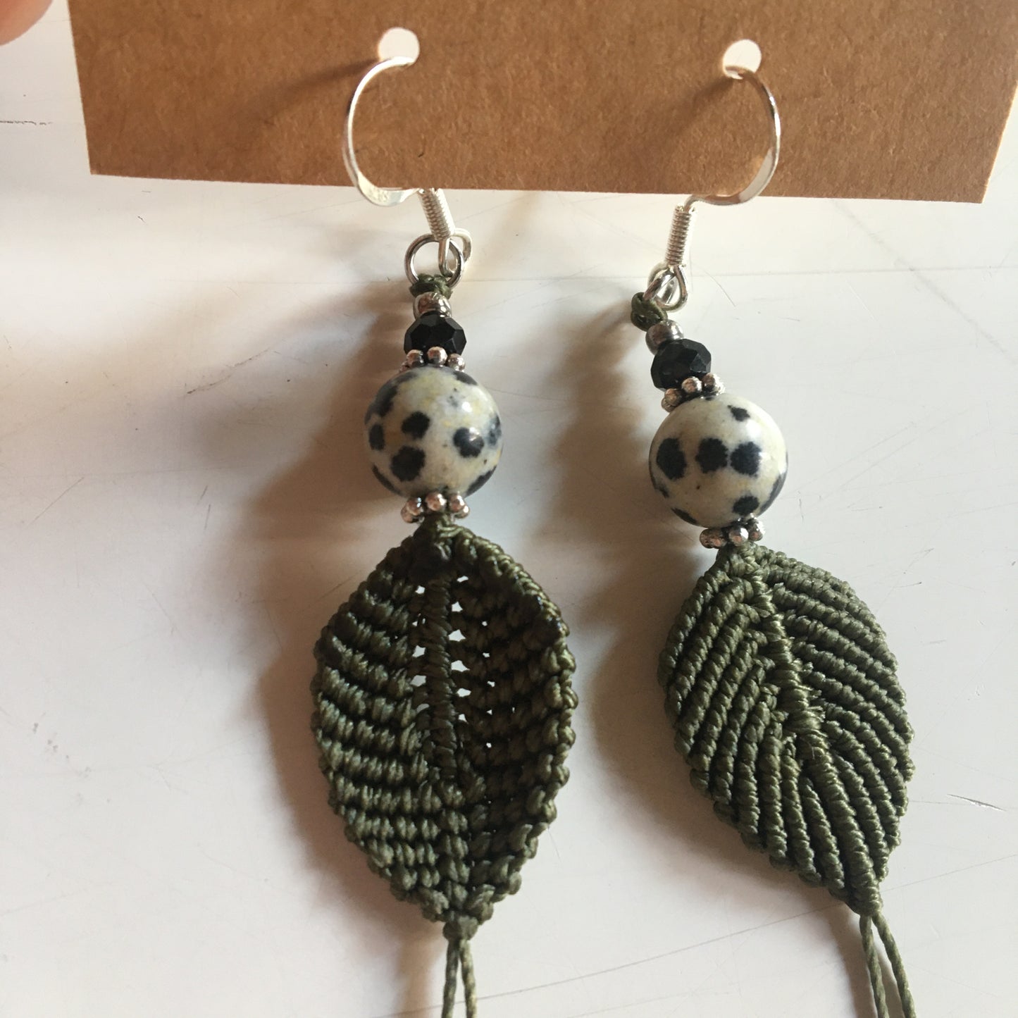 Boucle d'oreille en textile tissé, avec perlage en pierre, par la créatrice "Créatipik", finition Argent ou Ton Argent ou Doré. Choisissez votre pierre et recevez une paire de boucle d'oreille unique ! très belles finitions, admirable création !