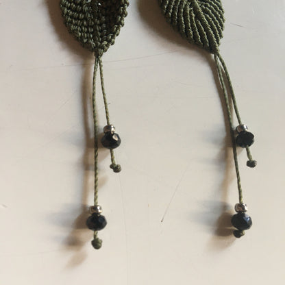 Boucle d'oreille en textile tissé, avec perlage en pierre, par la créatrice "Créatipik", finition Argent ou Ton Argent ou Doré. Choisissez votre pierre et recevez une paire de boucle d'oreille unique ! très belles finitions, admirable création !