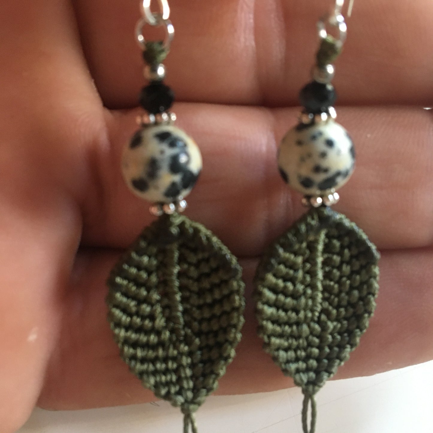 Boucle d'oreille en textile tissé, avec perlage en pierre, par la créatrice "Créatipik", finition Argent ou Ton Argent ou Doré. Choisissez votre pierre et recevez une paire de boucle d'oreille unique ! très belles finitions, admirable création !