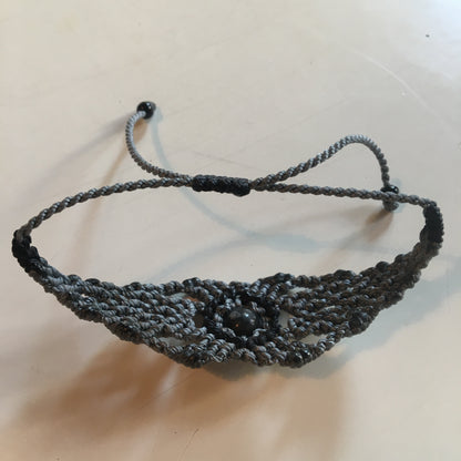 Bracelets 100% fait main, en fils textiles de coton haute résistance, avec perles de qualité AAA. Fermeture de type 'Mala', parfait pour tous les poignets. Superbes finitions, un travail parfait !