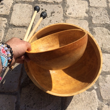 TAMBOUR A EAU/ WATER DRUM, fait au Ghana, de 30, 40 ou 50 cm de Ø x 17 à 20 centimètres de hauteur, vendu avec 2 baguettes et housse en tissus. Magnifiques sonorités dans les basses et medium !!!