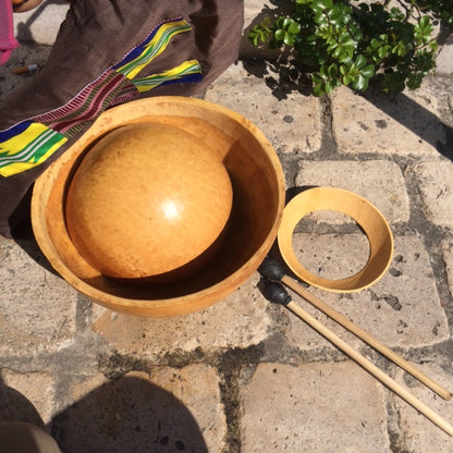 TAMBOUR A EAU/ WATER DRUM, fait au Ghana, de 30, 40 ou 50 cm de Ø x 17 à 20 centimètres de hauteur, vendu avec 2 baguettes et housse en tissus. Magnifiques sonorités dans les basses et medium !!!