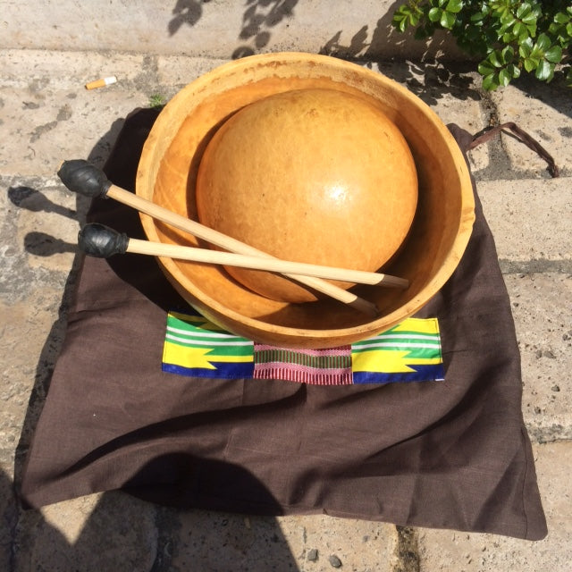 TAMBOUR A EAU/ WATER DRUM, fait au Ghana, de 30, 40 ou 50 cm de Ø x 17 à 20 centimètres de hauteur, vendu avec 2 baguettes et housse en tissus. Magnifiques sonorités dans les basses et medium !!!