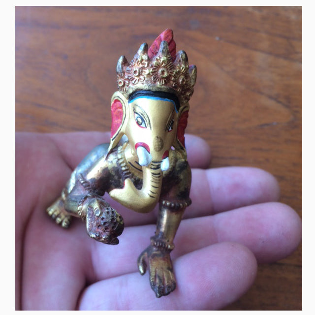 RARE ! Bébé 'Ganesh' plaqué Or, de 9x5x6 centimètres. Peint à la main, couleurs et réalisme incroyables. Parfait dans un Autel, Collection, Exposition...!