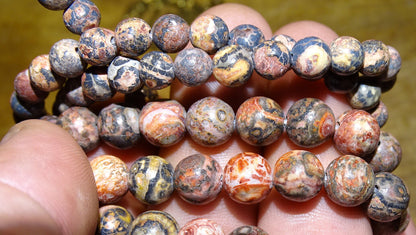 Jaspe léopard, perles rondes de 6 ou 8 mm. Vendu en fil de perle 38/39 cm, en bracelet de 17 à 21cm, en collier de 45 ou sautoir de 60cm. Qualité AA à AAA, superbes perles naturelles !