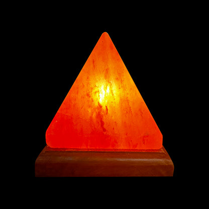 Lampe en sel, en forme de pyramide sur socle en bois d'acacia. Provenance : Inde. Dimension : 12.50 cm