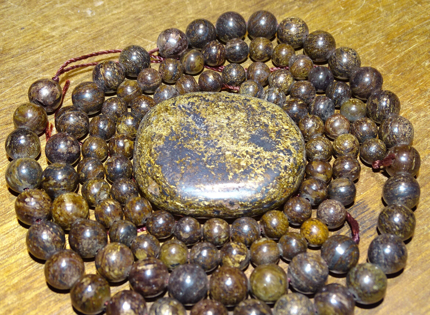 Bronzite 'véritable', perles rondes de 6 et 8 mm, vendu en : fil de perle 38/39 cm, en bracelet de 17 à 21cm, en collier de 45 ou sautoir de 60cm. Qualité AA à AAA, superbes perles naturelles à l'effet métal !