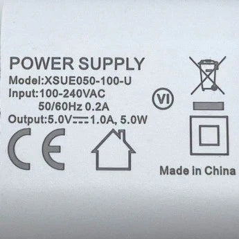 Base LED en bois avec adaptateur USB pour éclairer vos plus belles pièces. Dimensions (Ø x H) : 10 x 2 cm Puissance : 5V  Vendu avec son adaptateur USB/220V. Peut être utilisé pour les lampes en sélénite, les prismes, pointes et sphères., parfait !