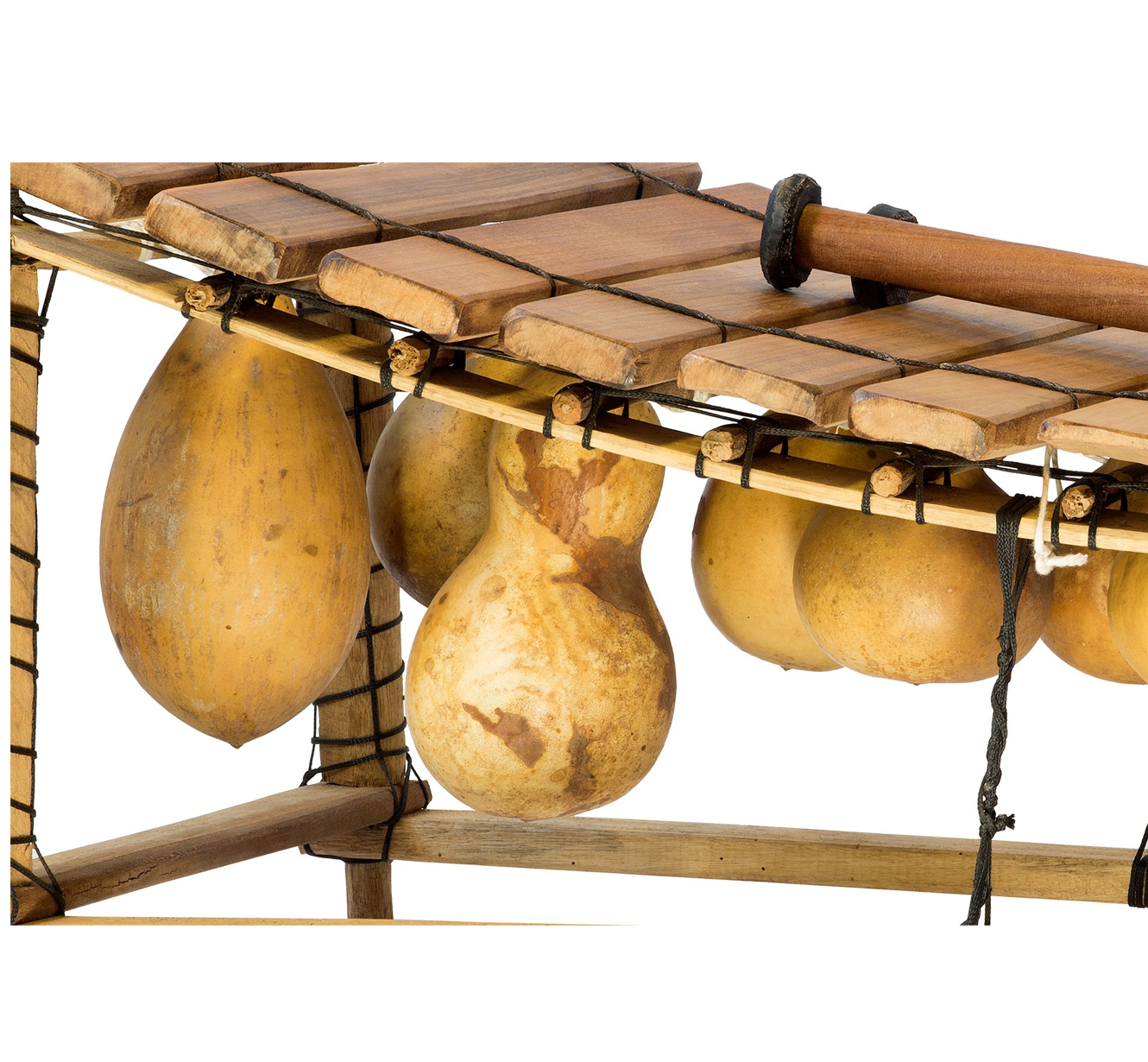 Balafon, 12 tons, accordé sur la gamme pentatonique africaine traditionnelle (équivalente au fa majeur), originaire du Ghana, environ L 80 cm, L 45 cm, H 40 cm. Vendu avec 2 baguettes et housse en tissus !