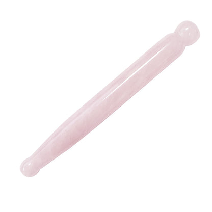 Bâton de massage en quartz rose, mesurant 11 cm de long et 1,8 cm de diamètre. Ce précieux outil de bien-être est conçu avec un bout fin et arrondi, idéal pour cibler les zones de tension et favoriser une relaxation profonde