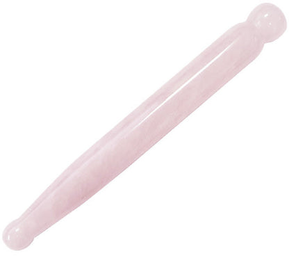 Bâton de massage en quartz rose, mesurant 11 cm de long et 1,8 cm de diamètre. Ce précieux outil de bien-être est conçu avec un bout fin et arrondi, idéal pour cibler les zones de tension et favoriser une relaxation profonde