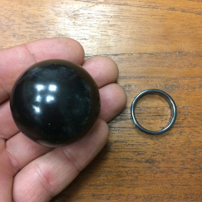 Sphère en Shungite, de 30, 40 ou 50 millimètres, de 60 à 120 grammes. Magnifique qualité ! Parfait pour la lithothérapie, collection, exposition...!