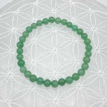 Aventurine verte, perles rondes de 6 ou 8 mm. Vendu en fil de perle 38/39 cm, en bracelet de 17 à 21cm, en collier de 45 ou sautoir de 60cm. Qualité AA à AAA, superbes perles !