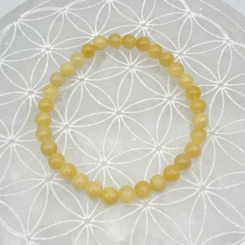 Calcite miel, perles rondes de 6 ou 8 mm. Vendu en fil de perle 38/39 cm, en bracelet de 17 à 21cm, en collier de 45 ou sautoir de 60cm. Qualité AA à AAA, superbes perles !