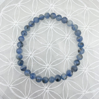 Cyanite naturelle 'non teintée', perles rondes de 6 ou 8 mm. Vendu en fil de perle 38/39 cm, en bracelet de 17 à 21cm, en collier de 45 ou sautoir de 60cm. Qualité AA à AAA, superbes perles, belle pureté, parfait !