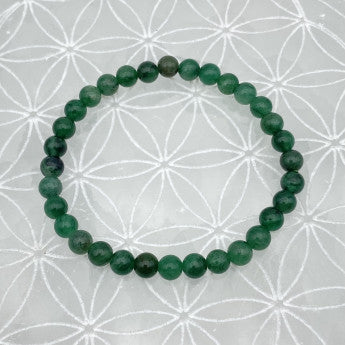 Fuchsite / Mica vert, perles rondes de 6 ou 8 mm. Vendu en fil de perle 38/39 cm, en bracelet de 17 à 21cm, en collier de 45 ou sautoir de 60cm. Qualité AA à AAA, superbes perles !