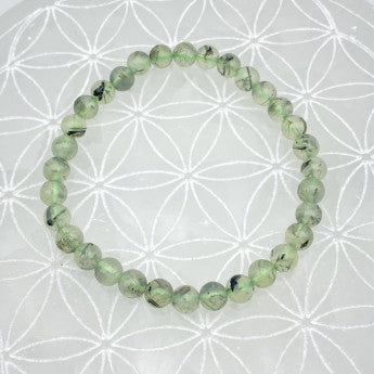 Préhnite verte avec Épidote du Mali, perles rondes de 4, 6 ou 8 mm. Vendu en fil de perle 38/39 cm, en bracelet de 17 à 21cm, en collier de 45 ou sautoir de 60cm. Qualité AA à AAA, superbes perles, merveilles de l'Afrique !