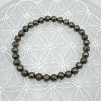 Pyrite, perles rondes de 6 ou 8 mm. Vendu en fil de perle 38/39 cm, en bracelet de 17 à 21cm, en collier de 45 ou sautoir de 60cm. Qualité AA à AAA, superbes perles a l'effet métalique !