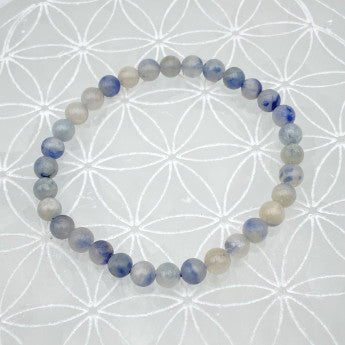 Quartz Dumortierite, perles rondes de 6 ou 8 mm. Vendu en fil de perle 38/39 cm, en bracelet de 17 à 21cm, en collier de 45 ou sautoir de 60cm. Qualité AA à AAA, superbes perles naturelles !