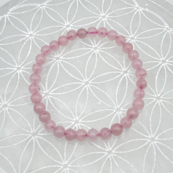 Quartz rose,, perles rondes de 4, 6, 8 ou 10 mm. Vendu en fil de perle 38/39 cm, en bracelet de 17 à 21cm, en collier de 45 ou sautoir de 60cm. Qualité AA à AAA, superbes perles, belle pureté, un rose envoûtant !