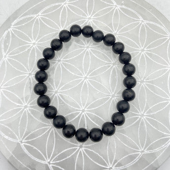 Shungite, perles rondes de 6 ou 8 mm. Vendu en fil de perle 38/39 cm, en bracelet de 17 à 21cm, en collier de 45 ou sautoir de 60cm. Qualité AA à AAA, superbes perles à l'aspect mat et léger à porter !