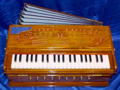 Harmonium Indien, finition 'DELUXE', marque 'Ligner', modèle 3 voix avec boîte de rangement amovible pour le transport. Superbe instrument, "mythique et envoutant"... 61 cm X 40 x 19 de hauteur/ 15 kgs. Réglable pour gaucher ou droitier, PARFAIT !