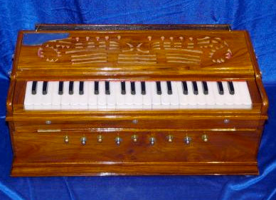 Harmonium Indien, finition 'DELUXE', marque 'Ligner', modèle 3 voix avec boîte de rangement amovible pour le transport. Superbe instrument, "mythique et envoutant"... 61 cm X 40 x 19 de hauteur/ 15 kgs. Réglable pour gaucher ou droitier, PARFAIT !