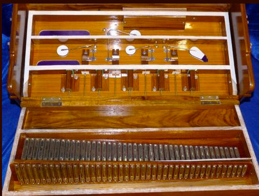 Harmonium Indien, finition 'DELUXE', marque 'Ligner', modèle 3 voix avec boîte de rangement amovible pour le transport. Superbe instrument, "mythique et envoutant"... 61 cm X 40 x 19 de hauteur/ 15 kgs. Réglable pour gaucher ou droitier, PARFAIT !