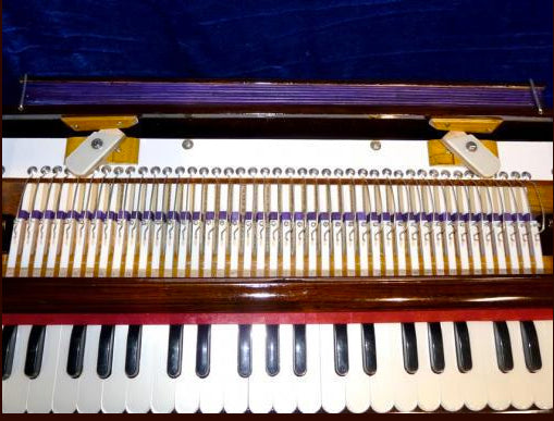 Harmonium Indien, finition 'DELUXE', marque 'Ligner', modèle 3 voix avec boîte de rangement amovible pour le transport. Superbe instrument, "mythique et envoutant"... 61 cm X 40 x 19 de hauteur/ 15 kgs. Réglable pour gaucher ou droitier, PARFAIT !