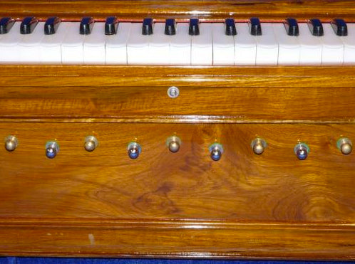 Harmonium Indien, finition 'DELUXE', marque 'Ligner', modèle 3 voix avec boîte de rangement amovible pour le transport. Superbe instrument, "mythique et envoutant"... 61 cm X 40 x 19 de hauteur/ 15 kgs. Réglable pour gaucher ou droitier, PARFAIT !