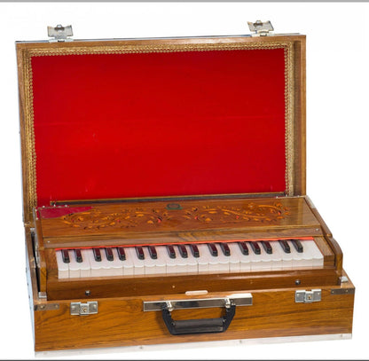 Harmonium Indien, finition 'DELUXE', marque 'Ligner', modèle 3 voix avec boîte de rangement amovible pour le transport. Superbe instrument, "mythique et envoutant"... 61 cm X 40 x 19 de hauteur/ 15 kgs. Réglable pour gaucher ou droitier, PARFAIT !