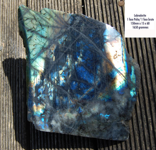 Labradorite, forme libre de qualité AA, 1 face polie 1 face brute, 150 x 150 x 60 mm - 1650 grammes environ. Très belle qualité, des reflets hologramme incroyable !