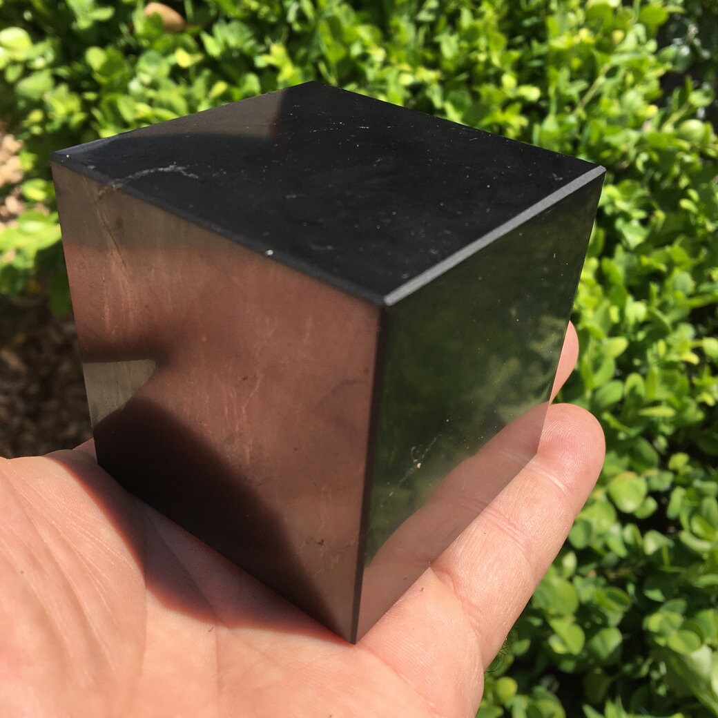 Sélection de cubes en shungite, de 2 à 8 centimètres. La shungite à le pouvoir d'absorber les ondes electro-magnétiques et un grand pouvoir d'ancrage, parfait !