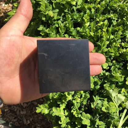 Sélection de cubes en shungite, de 2 à 8 centimètres. La shungite à le pouvoir d'absorber les ondes electro-magnétiques et un grand pouvoir d'ancrage, parfait !