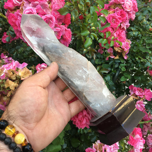 Quartz/ Cristal de roche naturel sur socle en bois sur mesure de 20 cm de hauteur x 5 de diamètre - 830 grammes. Provenance, Madagascar. Magnifique spécimen et très puissant !