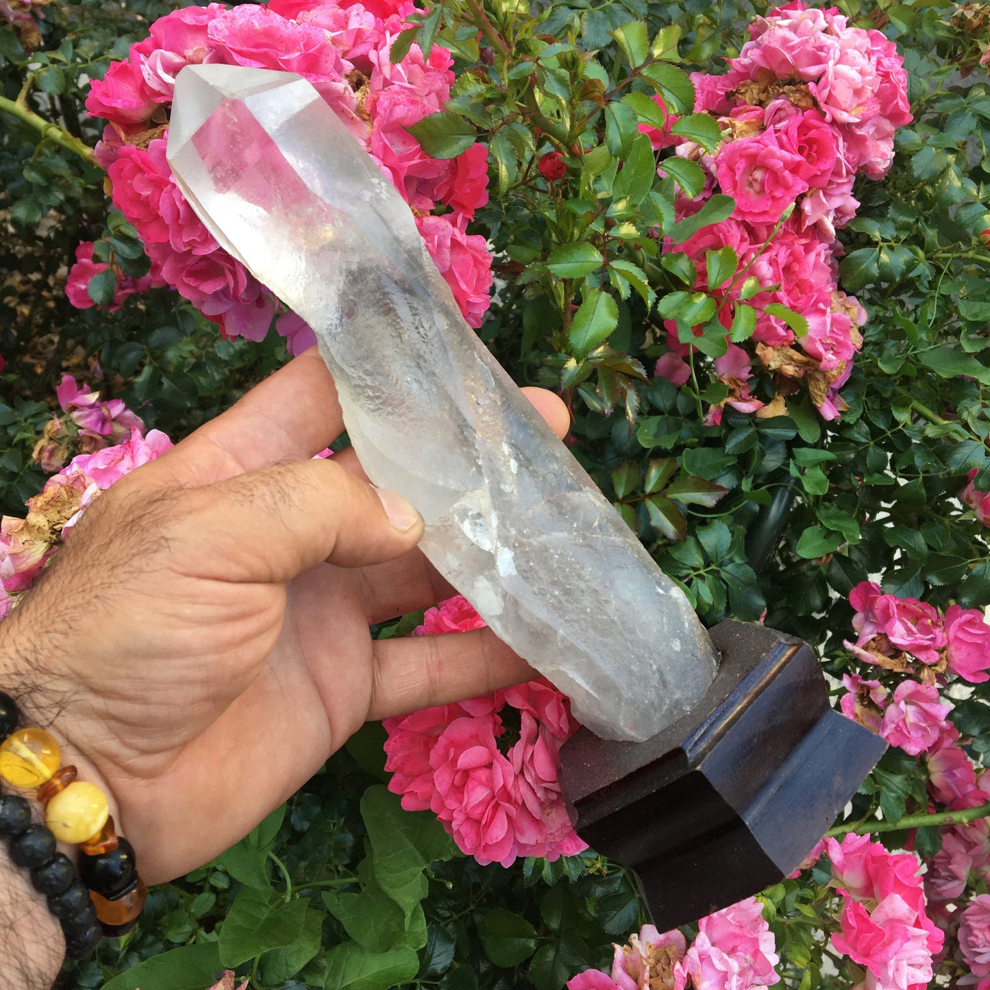 Quartz/ Cristal de roche naturel sur socle en bois sur mesure de 20 cm de hauteur x 5 de diamètre - 830 grammes. Provenance, Madagascar. Magnifique spécimen et très puissant !