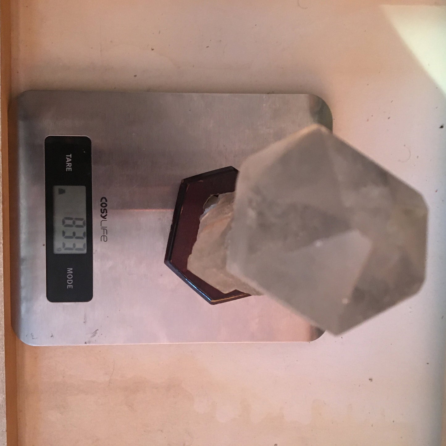 Quartz/ Cristal de roche naturel sur socle en bois sur mesure de 20 cm de hauteur x 5 de diamètre - 830 grammes. Provenance, Madagascar. Magnifique spécimen et très puissant !