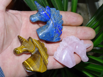 Sélection de licorne en pierres, au choix : Quartz cristal/ quartz rose/ lapis lazuli. De 45 mm de haut x 45 x 15 / 38 grammes. Trés belle finitions, superbes pièces !