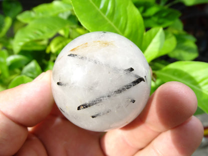 Sphères de Cristal/ Quartz avec inclusions de tourmaline noire, de 46 et 52 millimètres - 136 et 196 grammes. une pierre surprenante ! Parfait pour la lithothérapie, collection, exposition...!